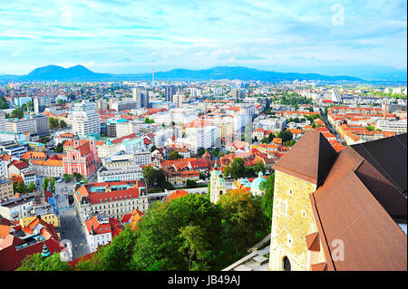 Cityscpe von Ljubljana, Slowenien. Burg von Ljubljana in der linken Stockfoto