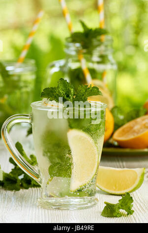 Frische kalte Mojito in Glasschale mit Wasser Tropfen Stockfoto