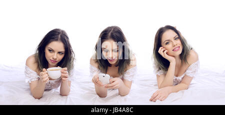 Schöne junge Frau, die entspannend auf ihrem Bett in drei Stellungen, einer Tagträumen mit einem schönen Lächeln, man bei einer Tasse Kaffee und der letzte hält den Kaffee beim Denken Stockfoto