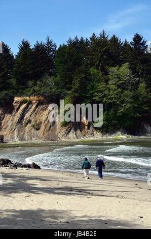 Älteres Ehepaar zu Fuß am Strand im Sonnenuntergang Bay State Park, Oregon Stockfoto