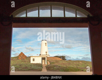 Leuchtturm am Piedras Blancas Punkt auf der zentralen Küste von Kalifornien USA Stockfoto