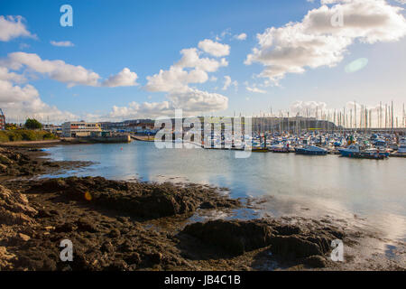 Hafen Sie Hafen bei Ebbe mit Yachten Kleinboote gesichert, The Barbican. Plymouth, Devon, England, UK Stockfoto