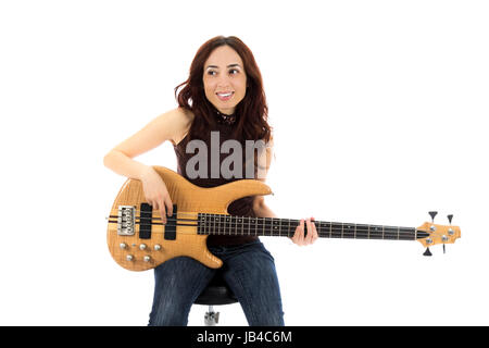 Junge Frau spielt eine Bassgitarre (Serie mit dem gleichen Modell verfügbar) Stockfoto