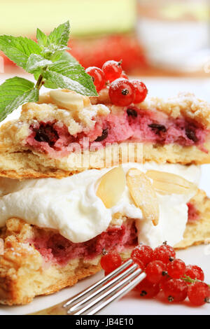 Beeren-Frucht-Kuchen mit Frischkäse - detail Stockfoto