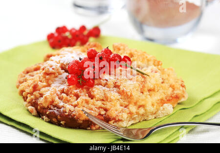 Obst gefüllt Frühstück Gebäck mit Krümel-topping Stockfoto