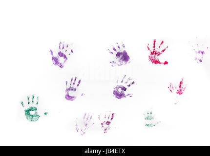 Verschiedene Kinder Hand druckt auf weiße Wand. Stockfoto