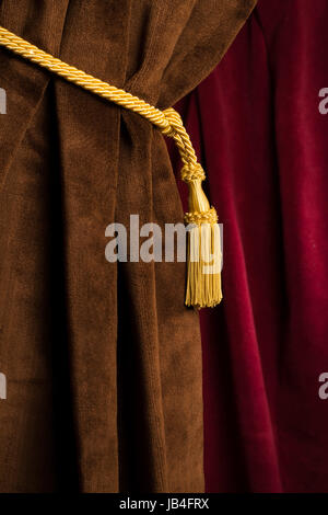 Roten Theater Vorhang und gelben Quasten Stockfoto