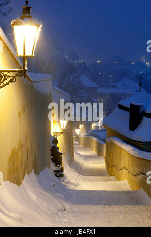 schmale Treppe vom Hradschin Burg mit Gaslaternen bei starkem Schneefall Stockfoto