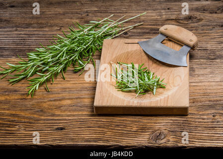 Frisch gepflückten Rosmarin auf einem Holzbrett Stockfoto