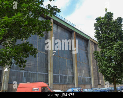 BERLIN, Deutschland - 7. August 2009: Der AEG-Turbinenfabrik (Turbine Factory) ist eine frühe moderne Modellfabrik 1909 vom Architekten Peter Behrens entworfen Stockfoto