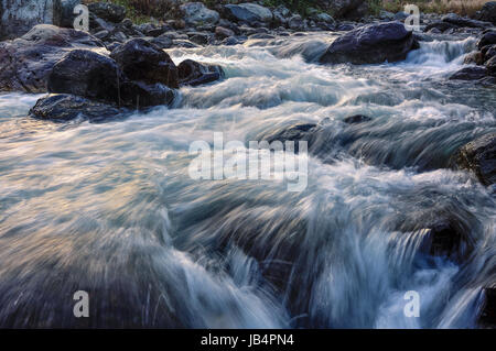 Reshi Fluss Wasser fließt auf Felsen am Morgengrauen, Sikkim, Indien Stockfoto