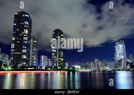 Tsukishima in Tokio bei Nacht Stockfoto