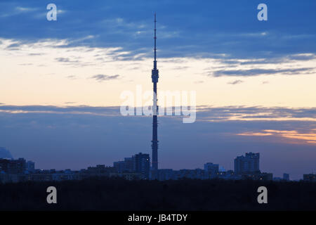 am frühen Morgen blau Skyline in Moskau Stockfoto