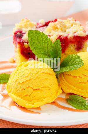 Stück Himbeer Krümel Kuchen mit Eis Stockfoto