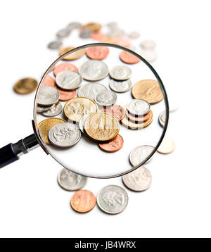 US-Münzen Vergrößerung Lupe auf weißem Hintergrund Stockfoto