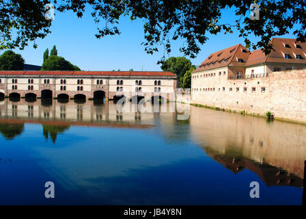 bestimmtes Gebäude im Wasser in der Stadt von Straßburg Stockfoto