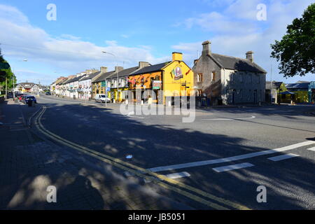 Die Hauptstraße von Adare in Irland Stockfoto