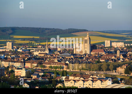 Yonne (89), Sens, Frankreich, le Soir au Printemps et Les champs de Raps En Fleurs / / Frankreich, Yonne, Sens Stockfoto