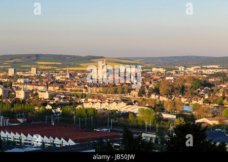 Yonne (89), Sens, Frankreich, le Soir au Printemps et Les champs de Raps En Fleurs / / Frankreich, Yonne, Sens Stockfoto