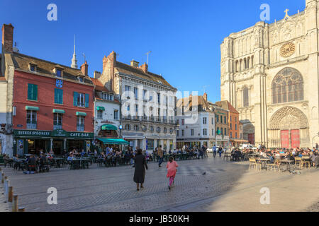 Frankreich, Yonne (89), Sens, La Place De La République et la Cathédrale Saint-Etienne / / Frankreich, Yonne, Sens, Platz der Republik und Kathedrale Saint-Etienne Stockfoto