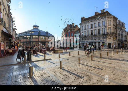 Frankreich, Yonne (89), Sens, La Place De La République et le Marché Couvert / / Frankreich, Yonne, Sens, Platz der Republik und der Markthalle Stockfoto