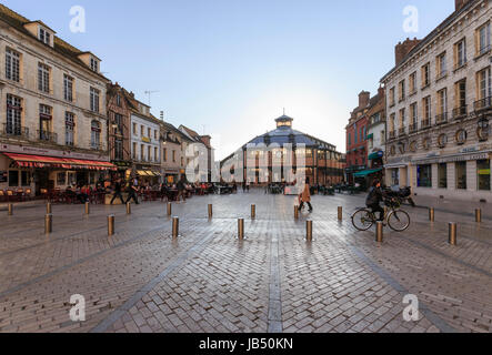 Frankreich, Yonne (89), Sens, La Place De La République et le Marché Couvert / / Frankreich, Yonne, Sens, Platz der Republik und der Markthalle Stockfoto