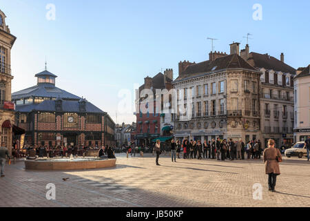 Frankreich, Yonne (89), Sens, La Place De La République et le Marché Couvert / / Frankreich, Yonne, Sens, Platz der Republik und der Markthalle Stockfoto