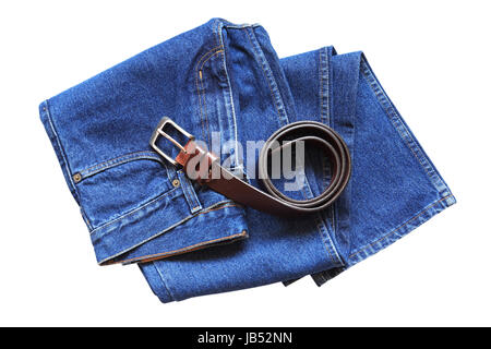 Neue Jeans und Gürtel auf weißem Hintergrund. Isoliert mit Beschneidungspfad Stockfoto