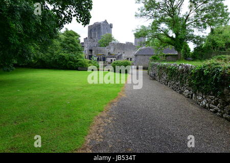 Knappogue Castle in Irland an einem dumpfen Sommertag im Juni. Stockfoto