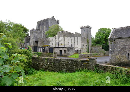 Knappogue Castle in Irland an einem dumpfen Sommertag im Juni. Stockfoto