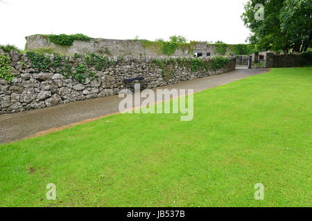 Knappogue Castle in Irland an einem dumpfen Sommertag im Juni. Stockfoto