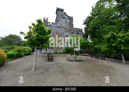 Knappogue Castle in Irland an einem dumpfen Sommertag im Juni. Stockfoto