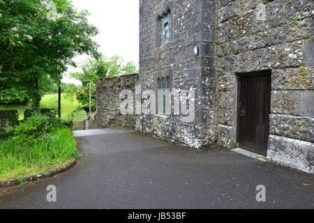 Knappogue Castle in Irland an einem dumpfen Sommertag im Juni. Stockfoto