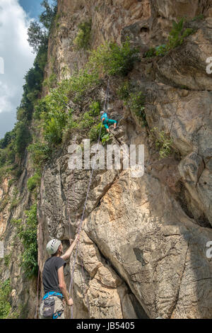 Kletterer am Batu Höhlen (Gua Damai) in der Nähe von Kuala Lumpur, Malaysia Stockfoto