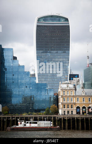 LONDON/UK - 20.Mai: Riverside Gebäuden entlang der Themse 20 Fenchurch Street Wolkenkratzer, aka Walkie Talkie Turm. Stockfoto