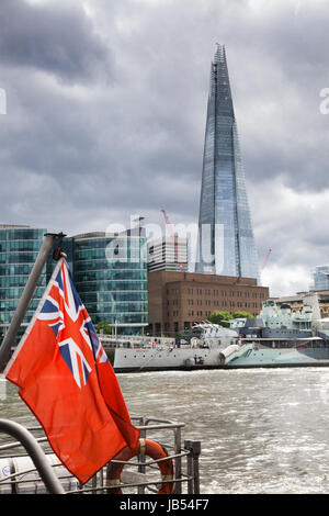 LONDON/UK - 20.Mai: Der HMS Belfast festgemacht an der Themse in London, die Scherbe und Union Jack Flagge im Vordergrund Stockfoto