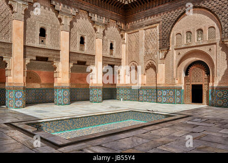 maurische Architektur der islamischen Schule Medersa Ben Youssef, Marrakesch, Marokko, Afrika Stockfoto