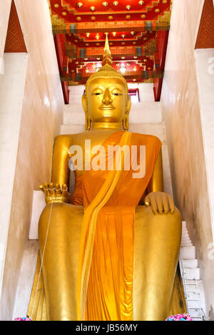 Große goldene Buddha-Statue in öffentlichen Wat Palelaiworaviharn Tempel in Suphanburi, Thailand. Stockfoto