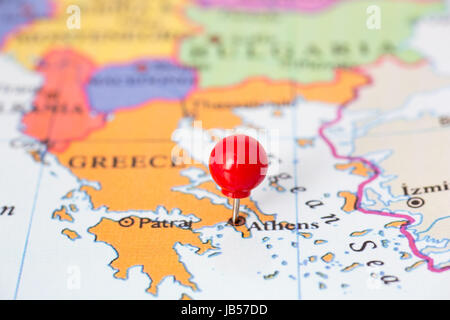 Runde rote Daumen gestochen eingeklemmt durch Athen in Griechenland Karte. Teil der Kollektion deckt alle wichtige Hauptstädten Europas. Stockfoto