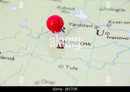 Runde rote Daumen gestochen eingeklemmt durch Moskau in Russland Karte. Teil der Kollektion deckt alle wichtige Hauptstädten Europas. Stockfoto