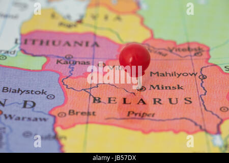 Runde rote Daumen gestochen eingeklemmt durch Stadt Minsk in Weißrussland Karte. Teil der Kollektion deckt alle wichtige Hauptstädten Europas. Stockfoto