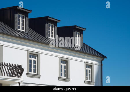 Zeigen Sie auf Wohnhaus Fassade gegen blauen Himmel, Immobilien-Konzept an Stockfoto