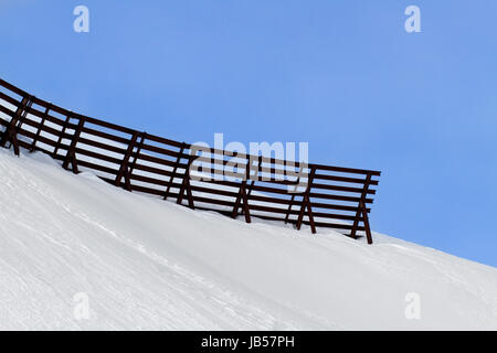 Schneesperre Skifahrer und Snowboarder vor Avalances zu schützen. Stockfoto