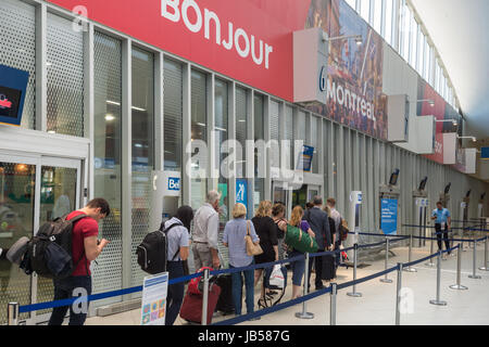 Montreal, Kanada - 8. Juni 2017: Reisende in der Schlange an Bord bus in Montreal Coach terminal Stockfoto