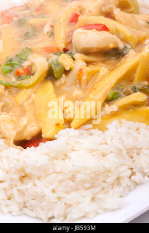gewürfelten Huhn in Kokos-Curry-Sauce serviert mit Reis Stockfoto