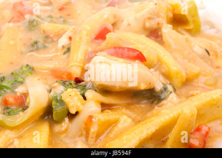 gewürfelten Huhn in Kokos-Curry-Sauce serviert mit Reis Stockfoto
