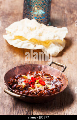 Indische Dhal Gericht in Einer Kupferpfanne Stockfoto