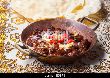 Indische Dhal Gericht in Einer Kupferpfanne Stockfoto