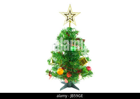 Weihnachtsbaum ist geschmückt mit Gold und Silber Geschenkbox, Herz Red Ribbon, Orange und grün Weihnachtskugel, Bell und goldenen Stern auf weißen Hintergrund. Stockfoto