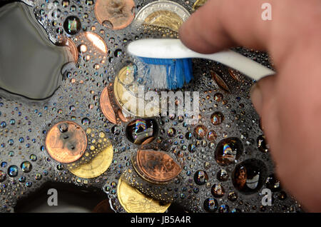Schwarz Euro-Münzen wird gewaschen, was darauf hindeutet das Begriff "Tünche von Schwarzgeld" Stockfoto